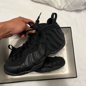 Mens Nike foamposites size 9 great condition all black!